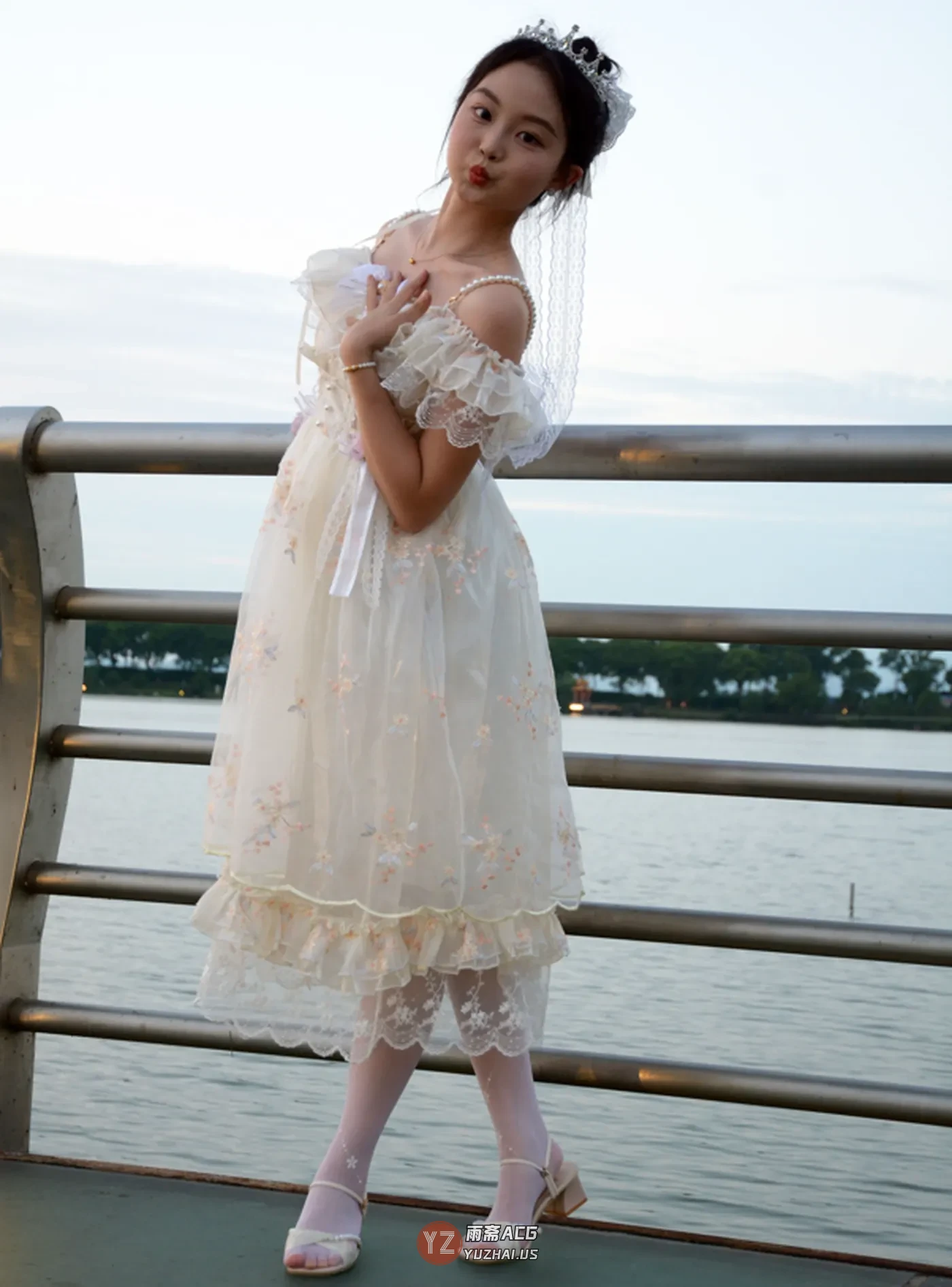 初夏女神 – 双双 ~ 户外白丝连衣裙高跟 【140P1V1.1G】