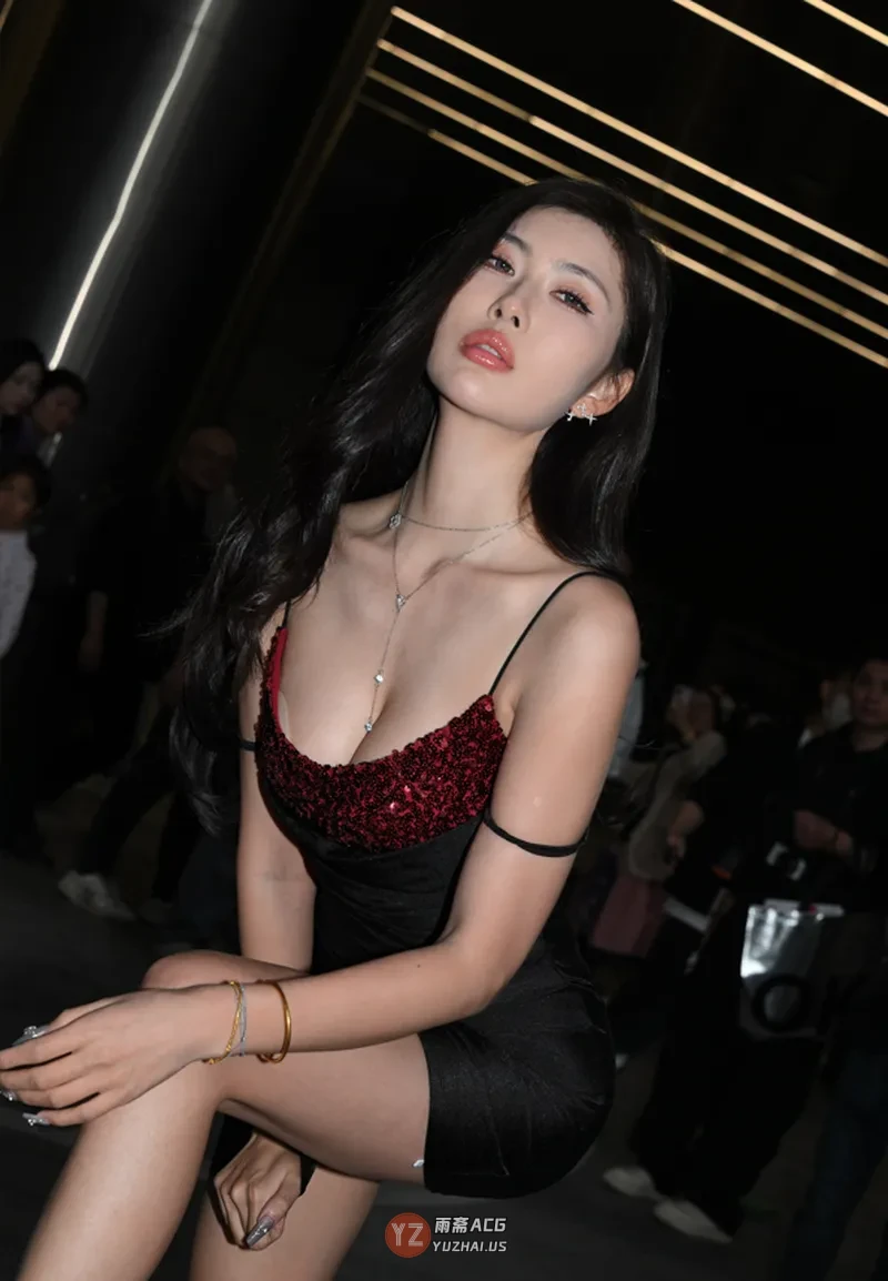 网红模特 叶濛雨 红色亮片黑色吊带包臀裙 【85P120M】